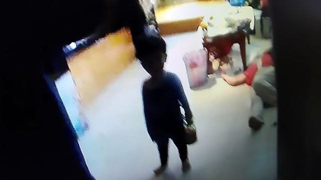 Cậu bé 3 tuổi bị bỏ đói gào khóc trong căn nhà khóa cửa với thi thể 2 ông bà 