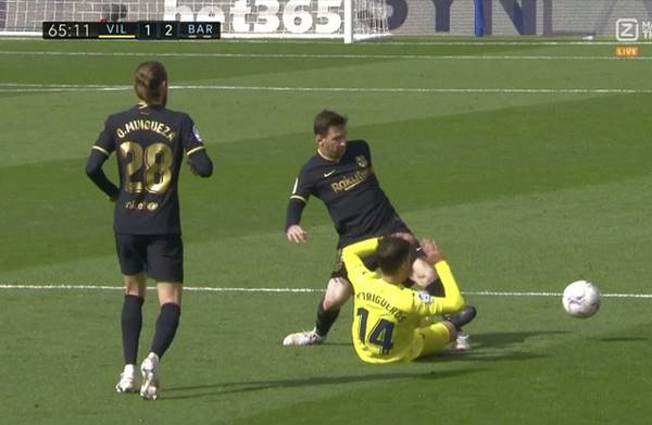 Messi suýt gãy chân sau pha vào bóng rợn người của đối thủ
