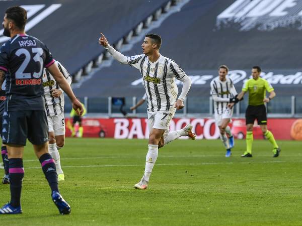 Tin bóng đá 8/4: Ronaldo sánh ngang Messi