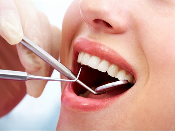 Sau sinh 4 tháng nhổ răng được không